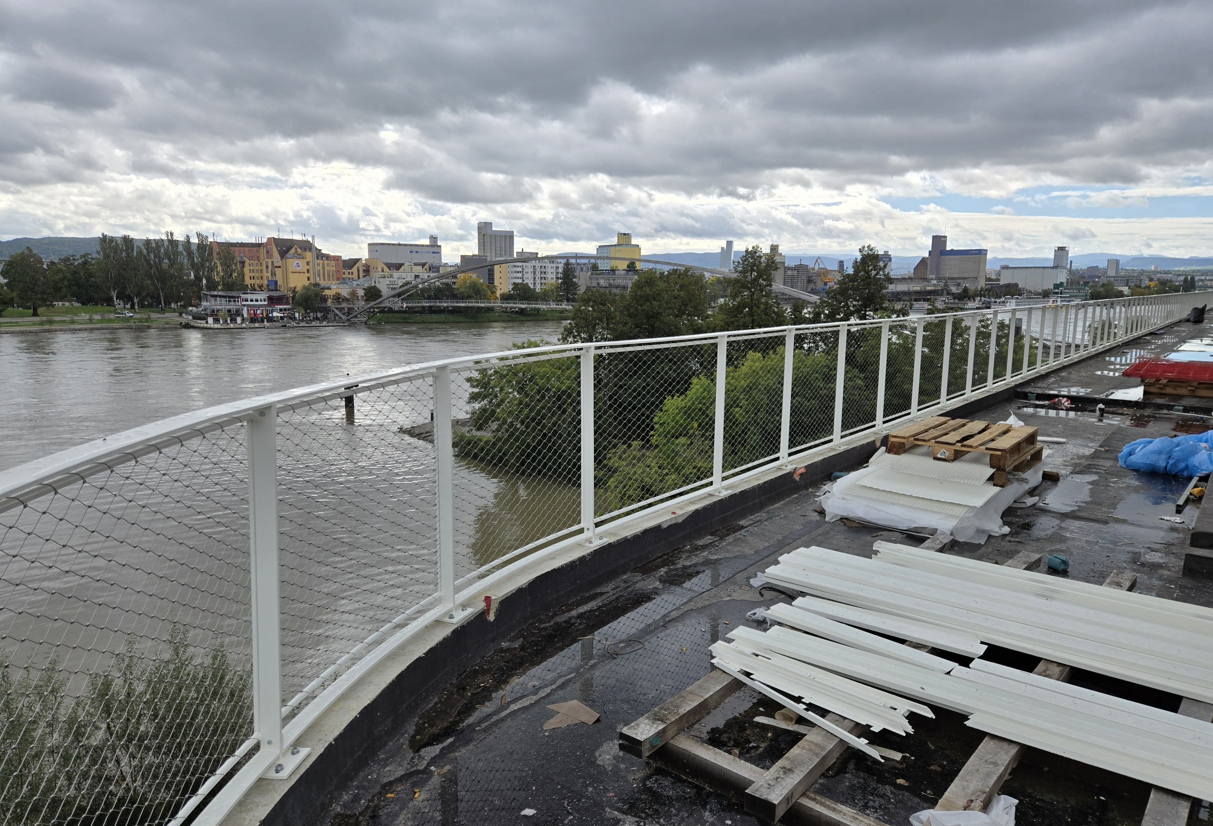 Filet inox AISI 316 lacé sur garde-corps acier laqué blanc, passerelle sur le Rhin, environnement fluvial