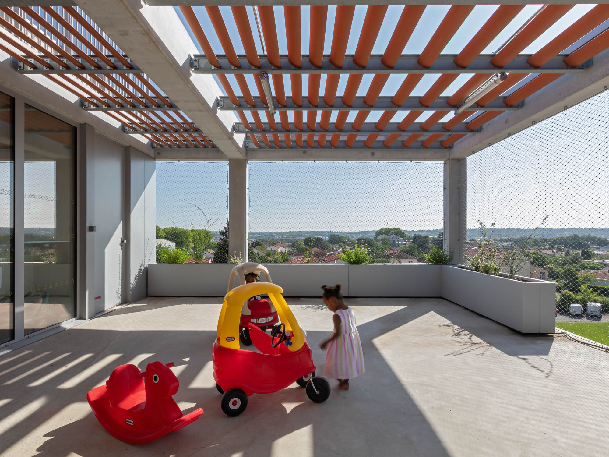 Terrasse de crèche ERP sécurisée par filet inox AISI 316, enfants jouant, Toulouse 2024