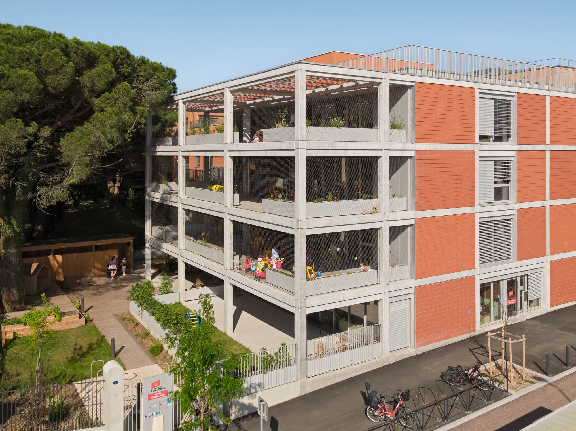 Filet inox maille 90x50 mm sur terrasses de la crèche Guillaumet à Toulouse, cadre aluminium anodisé, pleine hauteur